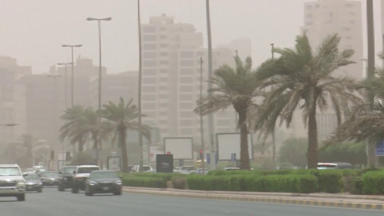 موجة غبار شديدة تضرب العراق والكويت والسعودية والإمارات