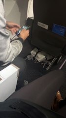 Hombre graba sin permiso los pies de una joven cuando viajaba en avión