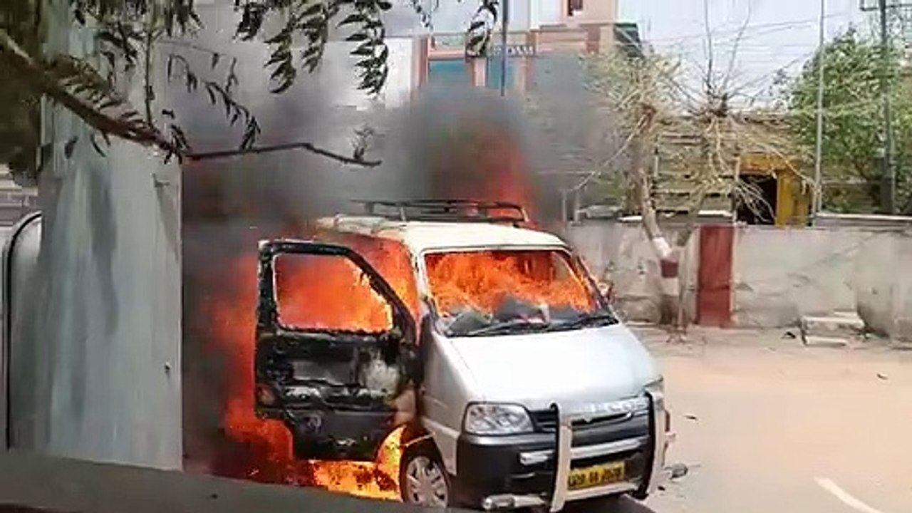 चलती कार में भीषण आग लगने से मचा हड़कम्प, सवारि...
