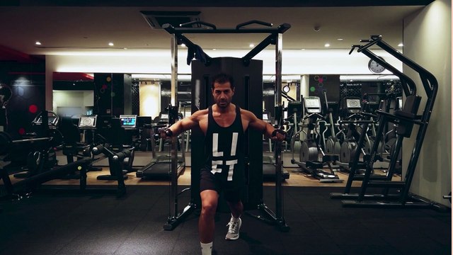 Cara Melakukan Gerakan Standing Cable Fly yang Baik dan Benar