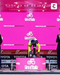 Un cycliste fête sa victoire et se prend le bouchon de champagne dans l'oeil... douloureux