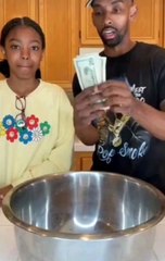 Comment récupérer les billets sous le bol sans le toucher... vraiment malin