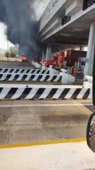 Meksika'da otoyolun kenarında çıkan yangın gişelere sıçradı