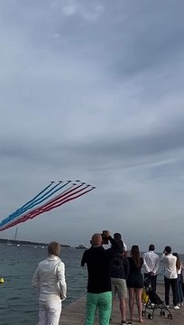 Regardez le passage de la Patrouille de France pour la projection de Top Gun au 75e Festival de Cannes