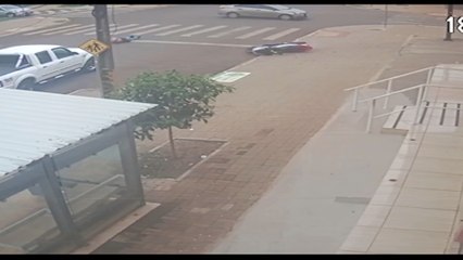 Motociclista é arremessada longe ao ser atingida por carro no Cascavel Velho