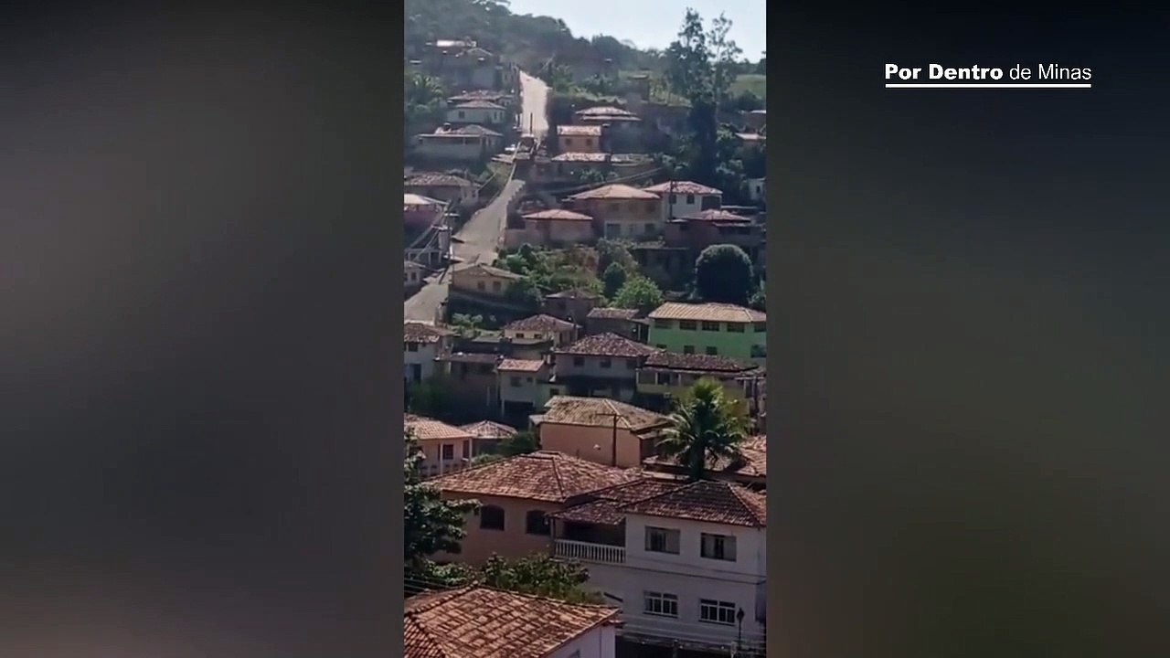 Caminhão perde controle, desce morro e atinge casa em Senhora de Oliveira