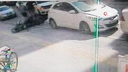 Otomobilini park etmek için manevra yaparken, motosiklete böyle çarptı