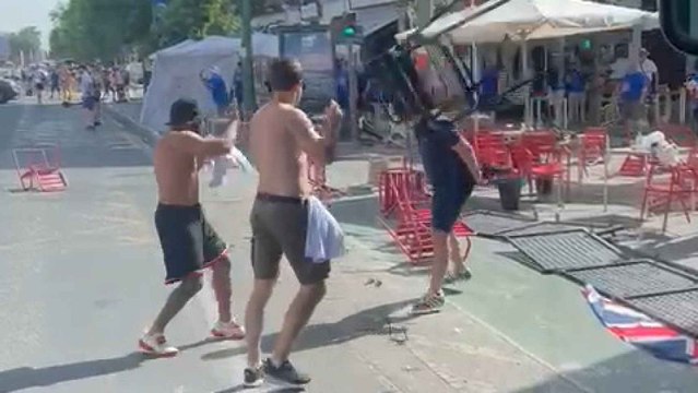 Batalla campal en Sevilla entre ultras del Eintracht Frankfurt y el Rangers en Sevilla durante la previa de la Europa League