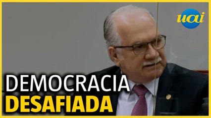 Democracia está sendo desafiada por mentiras, alerta Fachin