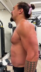 جايسون موموا يعتذر عن التقاط صور داخل الفاتيكان.. اعرف القصة