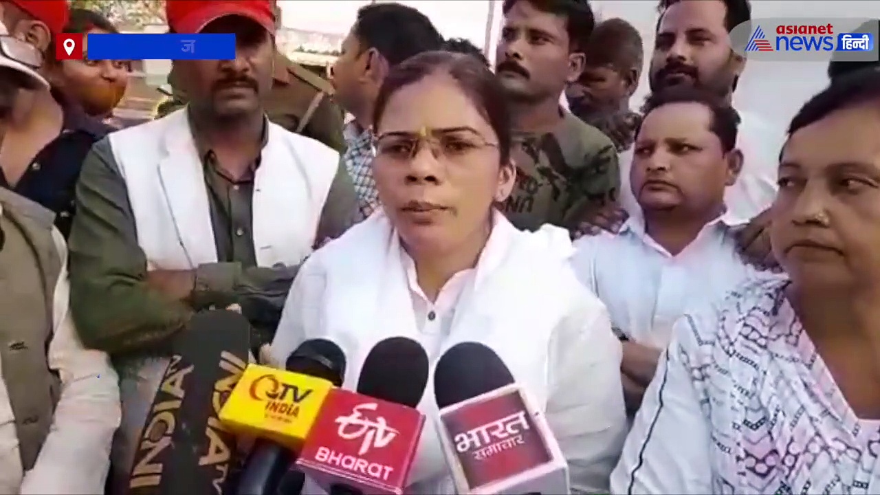 EVM में हेरफेर के डर से स्ट्रांग रूम के बाहर पहरा दे रहे सपा नेता, अलग अलग शिफ्ट में रहकर की जा रही निगरानी