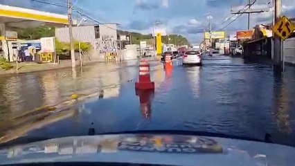 Maré alta faz água invadir pistas da SC-405, em Florianópolis