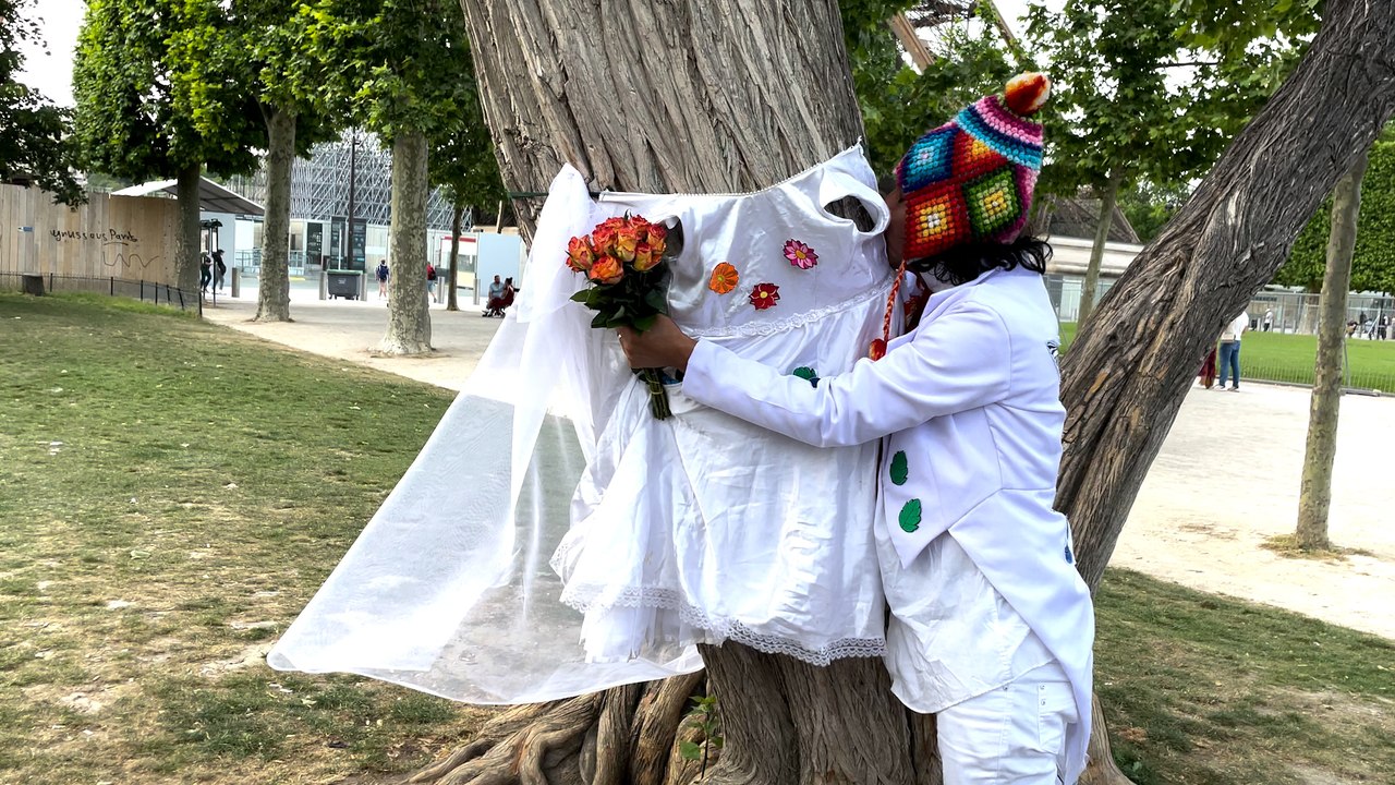 Un homme épouse un arbre au pied de la tour Eiffel... pour éveiller les consciences