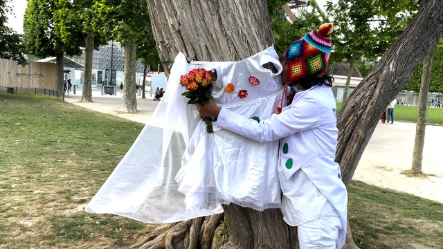 Un homme épouse un arbre au pied de la tour Eiffel... pour éveiller les consciences