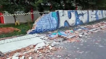 Muro de escola desmorona com força do vento em Florianópolis