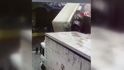 BAŞAKŞEHİR'DE, KAYGANLAŞAN YOLDA TIR FABRİKA BAHÇESİNE DEVRİLDİ