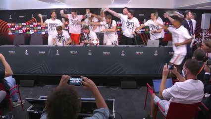 Скачать видео: Frankfurt players crash Glasners' news conference