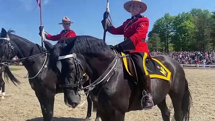 Prince Charles et Camilla visitent les écuries de la Gendarmerie royale du Canada
