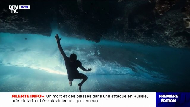 Les images sublimes du champion d'apnée Arnaud Jerald dans la vague mythique de Teahupoo au large de Tahiti