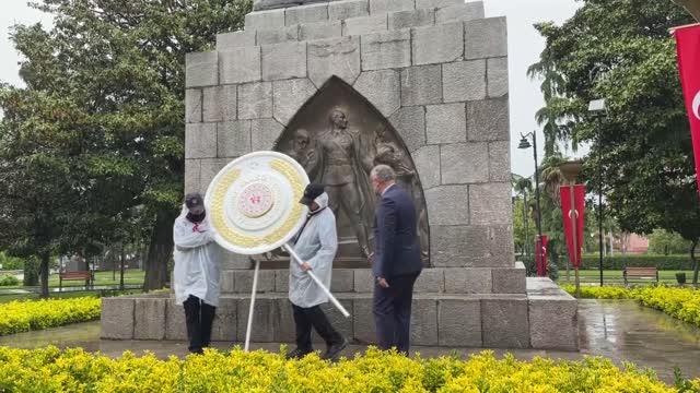 Samsun'da 19 Mayıs dolayısıyla Onur Anıtına çelenk sunuldu