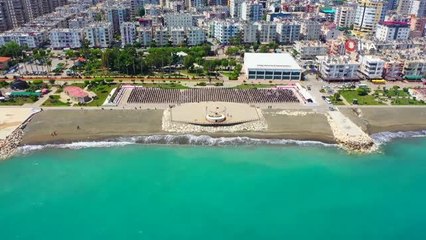 Mersin'de 1919 genç aynı anda Zeybek oynadı