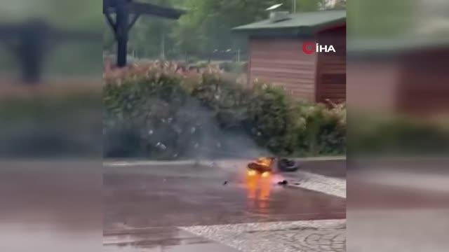 Elektrikli scooter alev aldı, patlama anı kameraya yansıdı