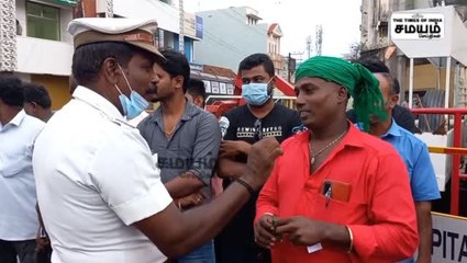 ஹெல்மெட் அணியாத வாகன ஓட்டிகளுக்கு புது யுக்தியில் தண்டனை; போலீஸாருக்கு Public பாராட்டு!