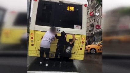 Çocukların yağmur altında tehlikeli yolculuğu