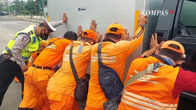 Kronologi Mobil Box Tersangkut Pembatas Jalan, Dibantu Petugas PPSU
