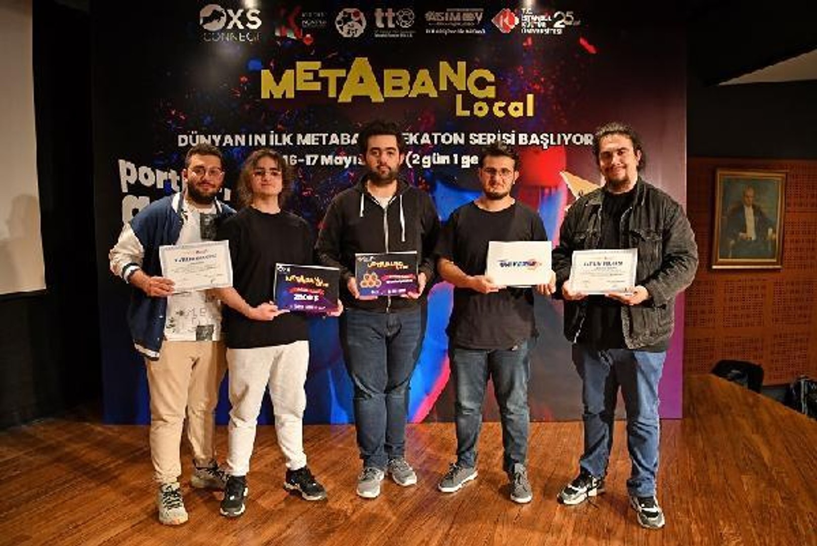 GENÇLER METAVERSE EVRENDE ÇARPIŞTI