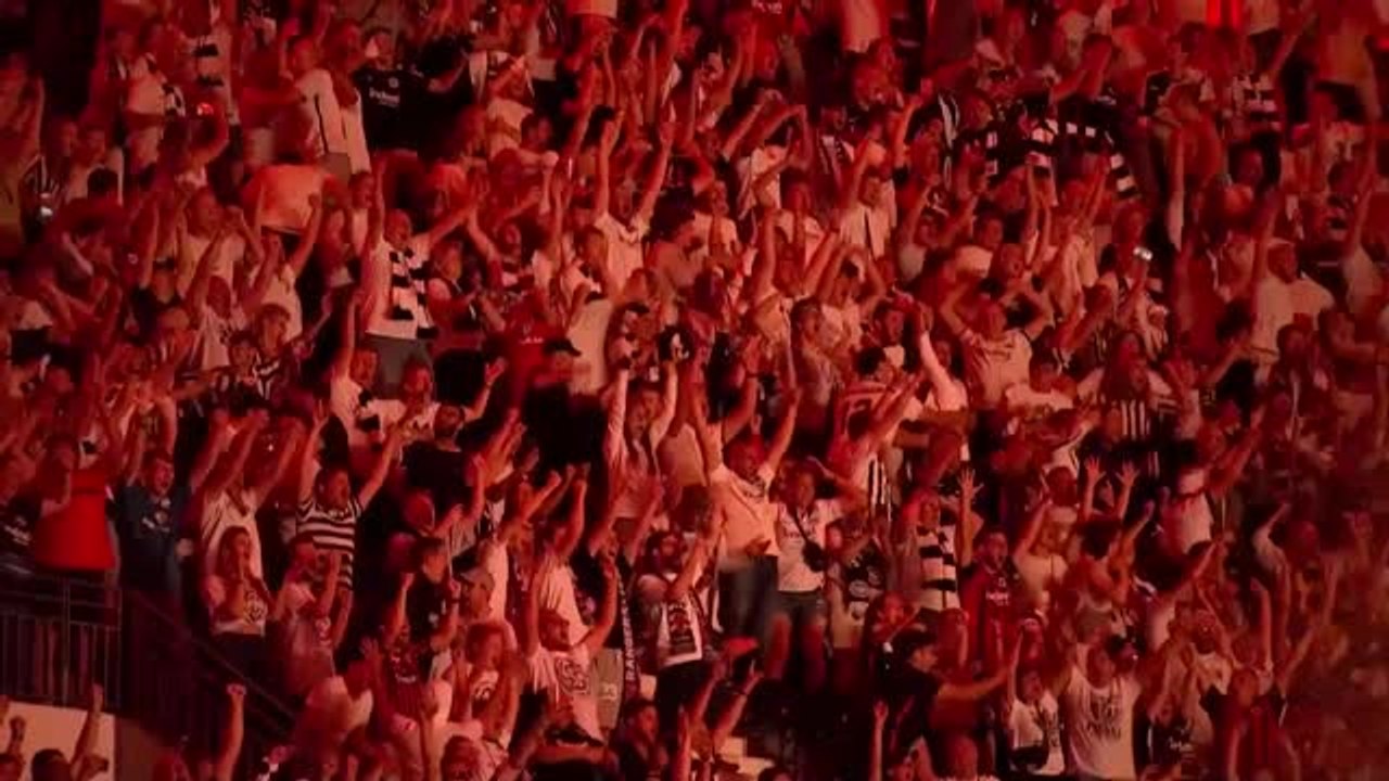 Finale - La joie des 50 000 fans réunis à Francfort sur le penalty du titre
