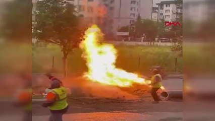 İSTANBUL ? BEYLİKDÜZÜ'NDE YANAN DOĞAL GAZ BORUSUNA PET ŞİŞEDEKİ SU İLE MÜDAHALE ETMEYE ÇALIŞTI
