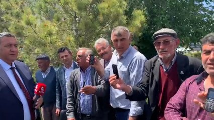 Çiftçiler, önce AKP'ye verdikleri oyu geri istediler sonra da eski model tuşlu telefonlarını gösterdiler