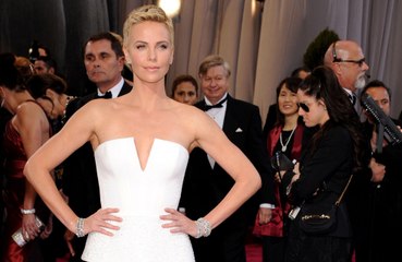 Скачать видео: Charlize Theron: Was läuft da mit dem Ex von Halle Berry?