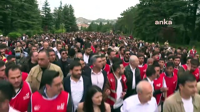 Kılıçdaroğlu, CHP'li gençlerle Anıtkabir'e yürüyor