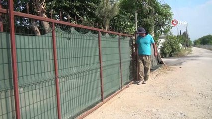 Hırsızlarla baş edemeyince çiftliğinin kapısına silah resmi koyup 'Biz 112'yi aramayız' yazdı