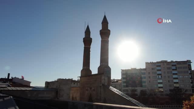 37 buçuk metre yükseklikteki kapının Anadolu'da eşi benzeri yok