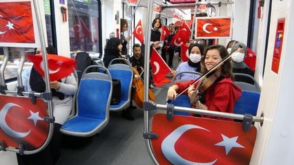 '19 MAYIS TRAMVAYI'NDA GENÇLİK MARŞI'NI SÖYLEDİLER