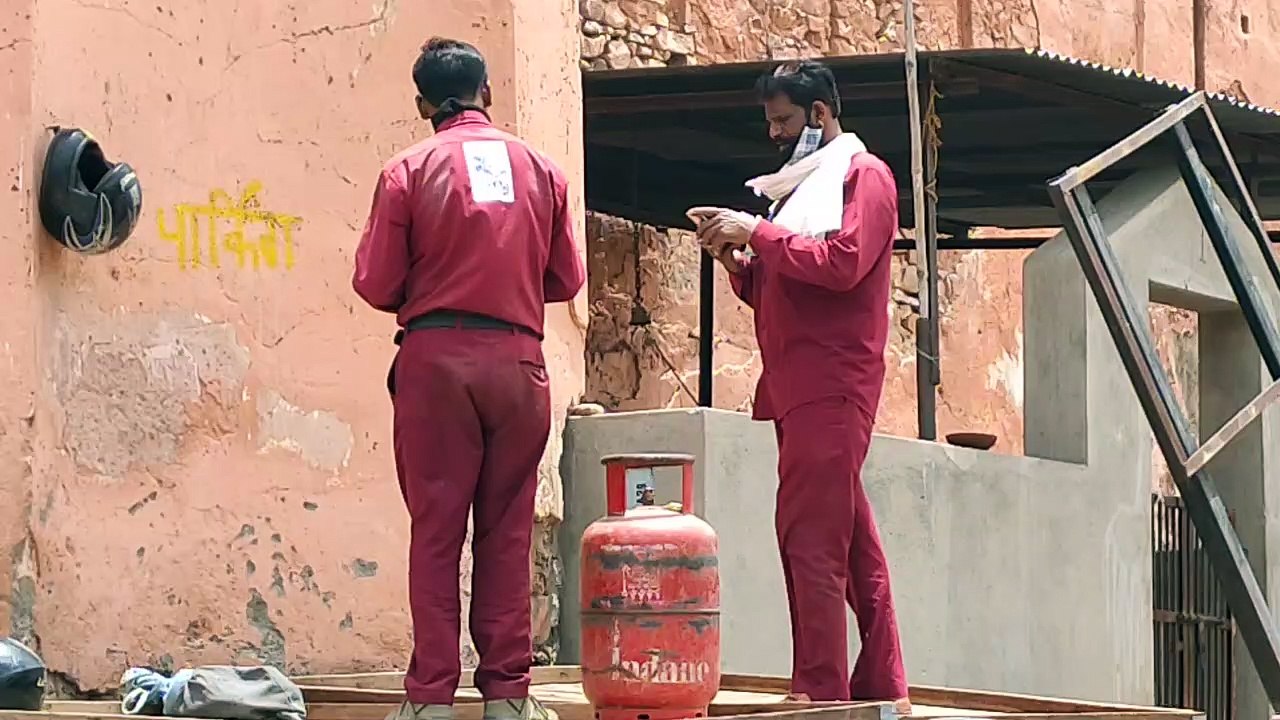 Gas cylinder: घरेलू सिलेंडर 3 रुपए महंगा