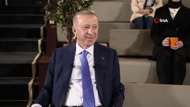 Cumhurbaşkanı Erdoğan: Raket tutma stilimi soran genç kardeşimle dünyadaki örneklerden konuştuk. Bu tarzın son zamanlarda bazı dostlarla yaptığımız...