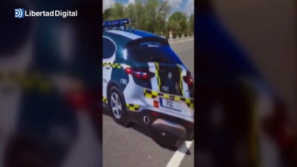 La foto de cartón de un coche de la Guardia Civil a tamaño real hace reducir la velocidad