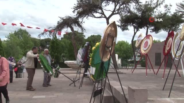19 Mayıs etkinliğinde çelenkler rüzgarın azizliğine uğradı