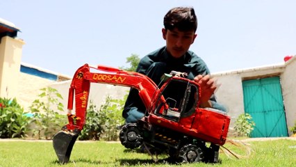 بدون تعليق: مراهق أفغاني يتقن "فن المصغرات" فيحول النفايات إلى مركبات ملفتة