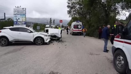 Mudurnu'da iki otomobil çarpıştığı kazada 4 kişi yaralandı