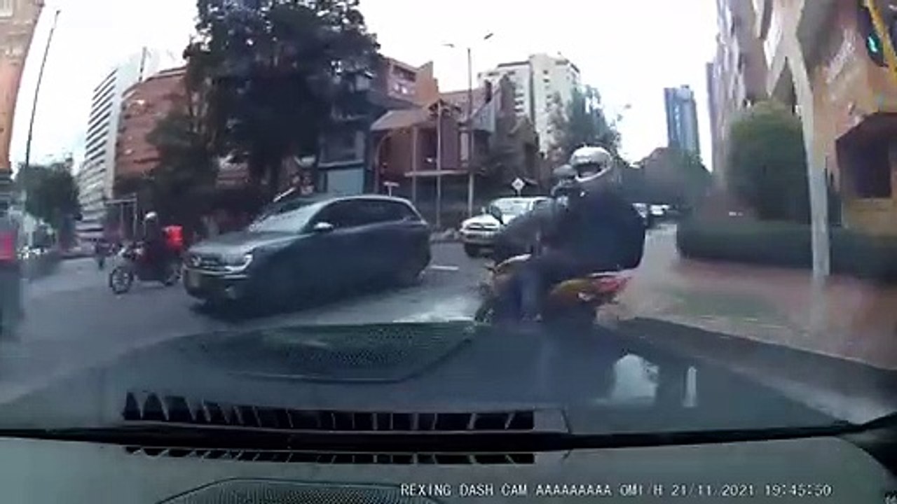 Colombie: Deux voyous à moto dépouillent deux automobilistes et se font foncer dessus par les victimes