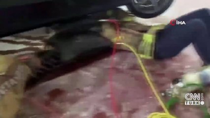 Otomobilin motorunda sıkışan kediyi itfaiye kurtardı