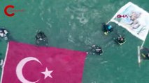 Ata'ya Saygı dalışı: Kadıköy'de denizde Atatürk Portresi ile Türk Bayrağı açtılar