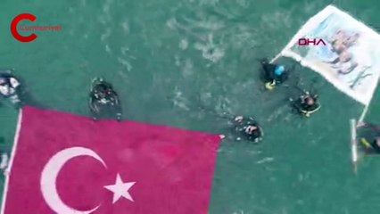 Ata'ya Saygı dalışı: Kadıköy'de denizde Atatürk Portresi ile Türk Bayrağı açtılar