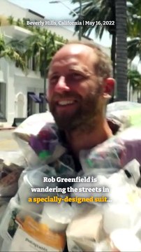 Dans les rues chics de Beverly Hills, un Américain porte sur le dos ses déchets de 30 jours pour lutter contre la surconsommation