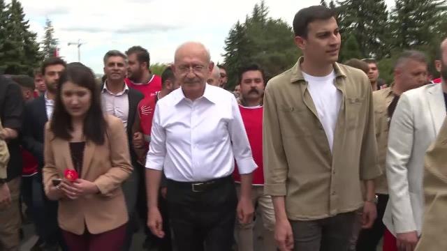 Kılıçdaroğlu, Gençlerle Birlikte Ata'nın Huzuruna Çıktı